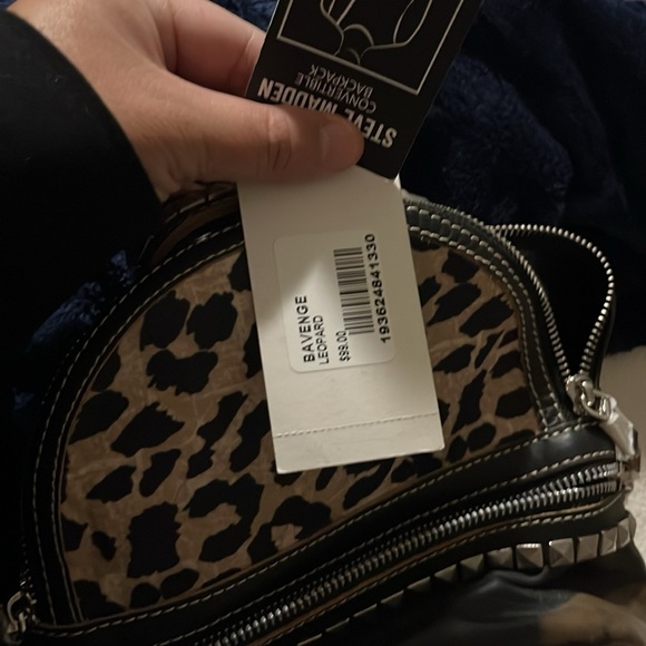 I’m trying to sale 4 bags two with tags two used - Picture 8 of 10